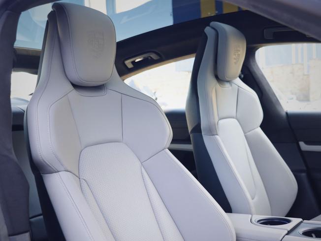 PORSCHE Taycan Photo 22