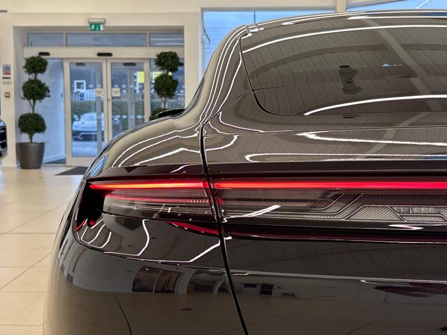 PORSCHE Taycan Photo 22