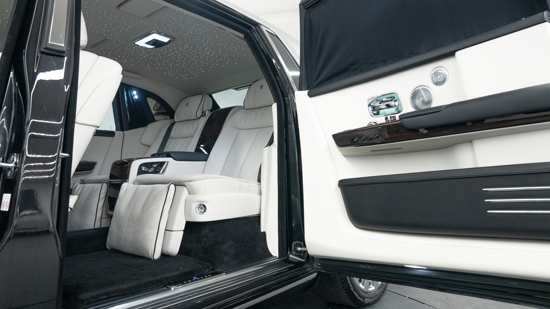 Rolls-Royce Phantom Photo b268cca2-3042-44be-8889-14c662a71a57.jpg