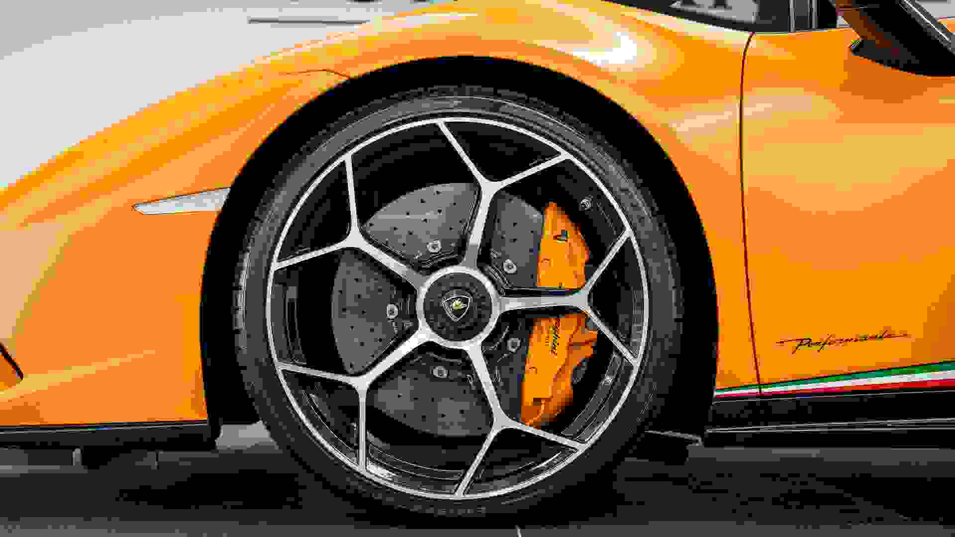 Lamborghini Huracan Photo b29e44be-b754-4c5e-9a31-b786eece7834.jpg