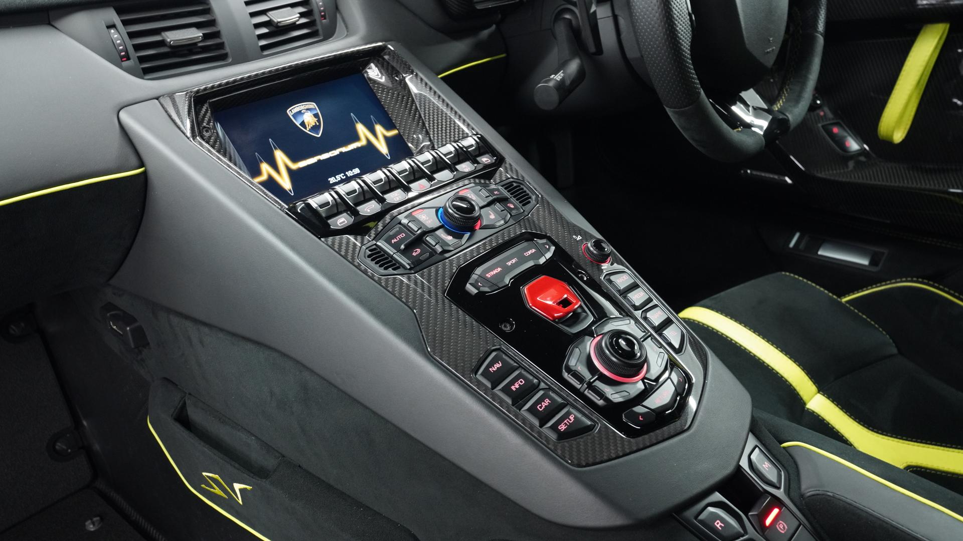 LAMBORGHINI Aventador Photo b2bcfe0d-2c4d-4e82-be68-cf83570218cb.jpg