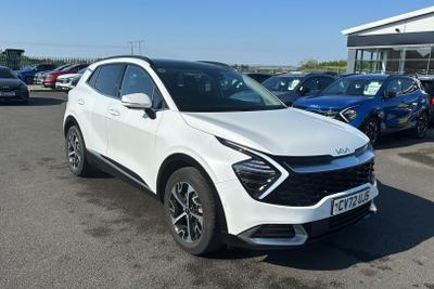 Used 2023 Kia SPORTAGE 1.6 h T-GDi 4 SUV 5dr Petrol Hybrid Auto Euro 6 (s/s) (226 bhp) fusion white at Gravells