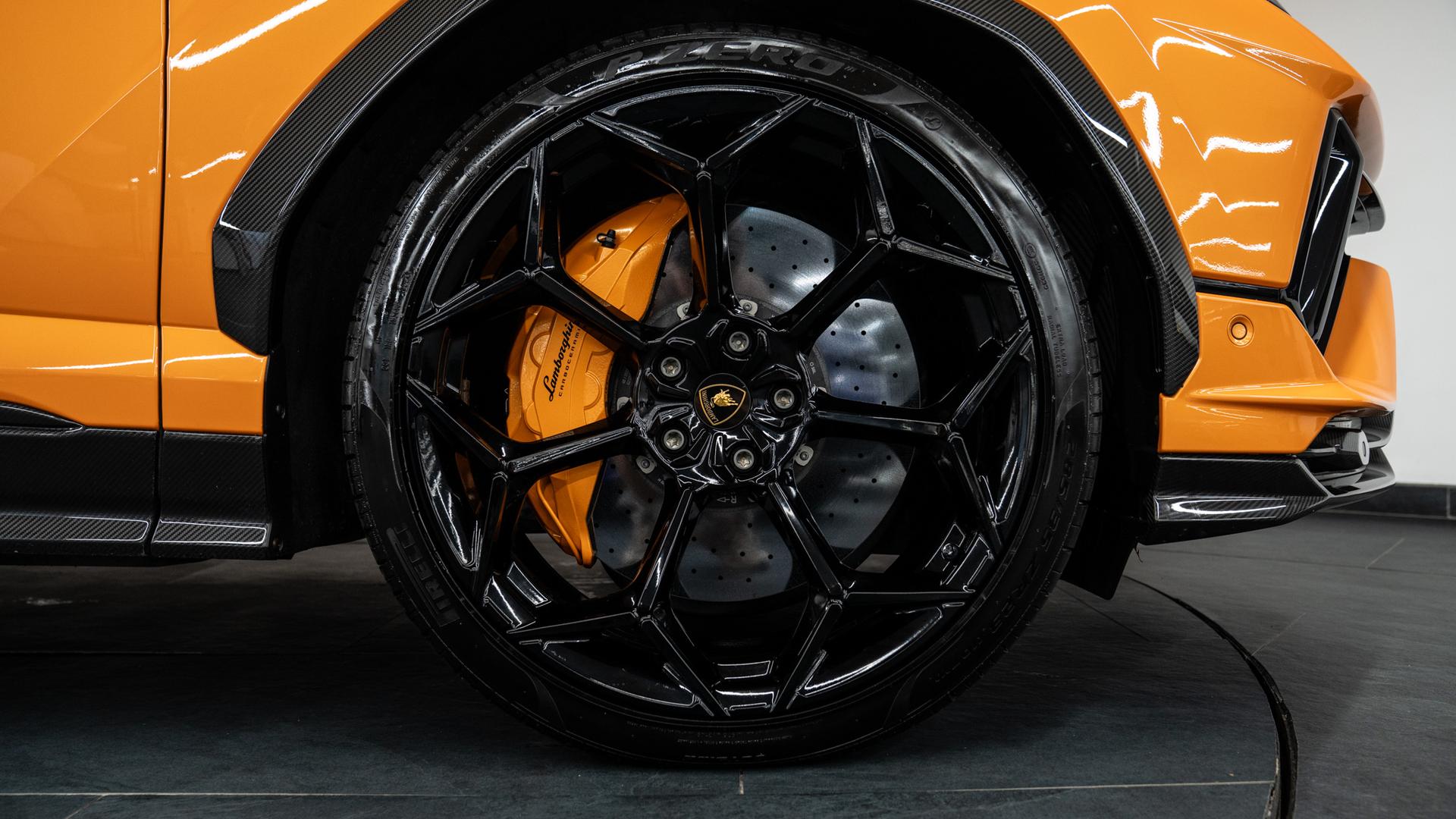 LAMBORGHINI Urus Photo b3151f89-1f86-4f82-8b9c-1d9c0b40c4f7.jpg