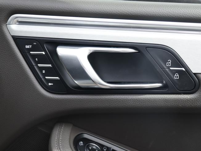 PORSCHE Macan Photo 15