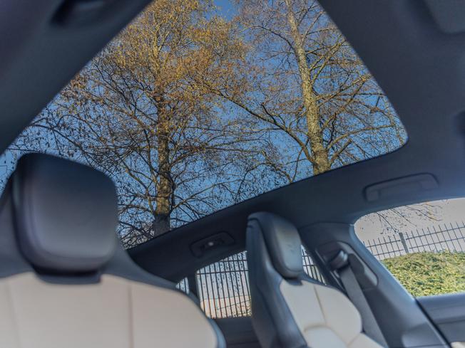 PORSCHE Taycan Photo 12