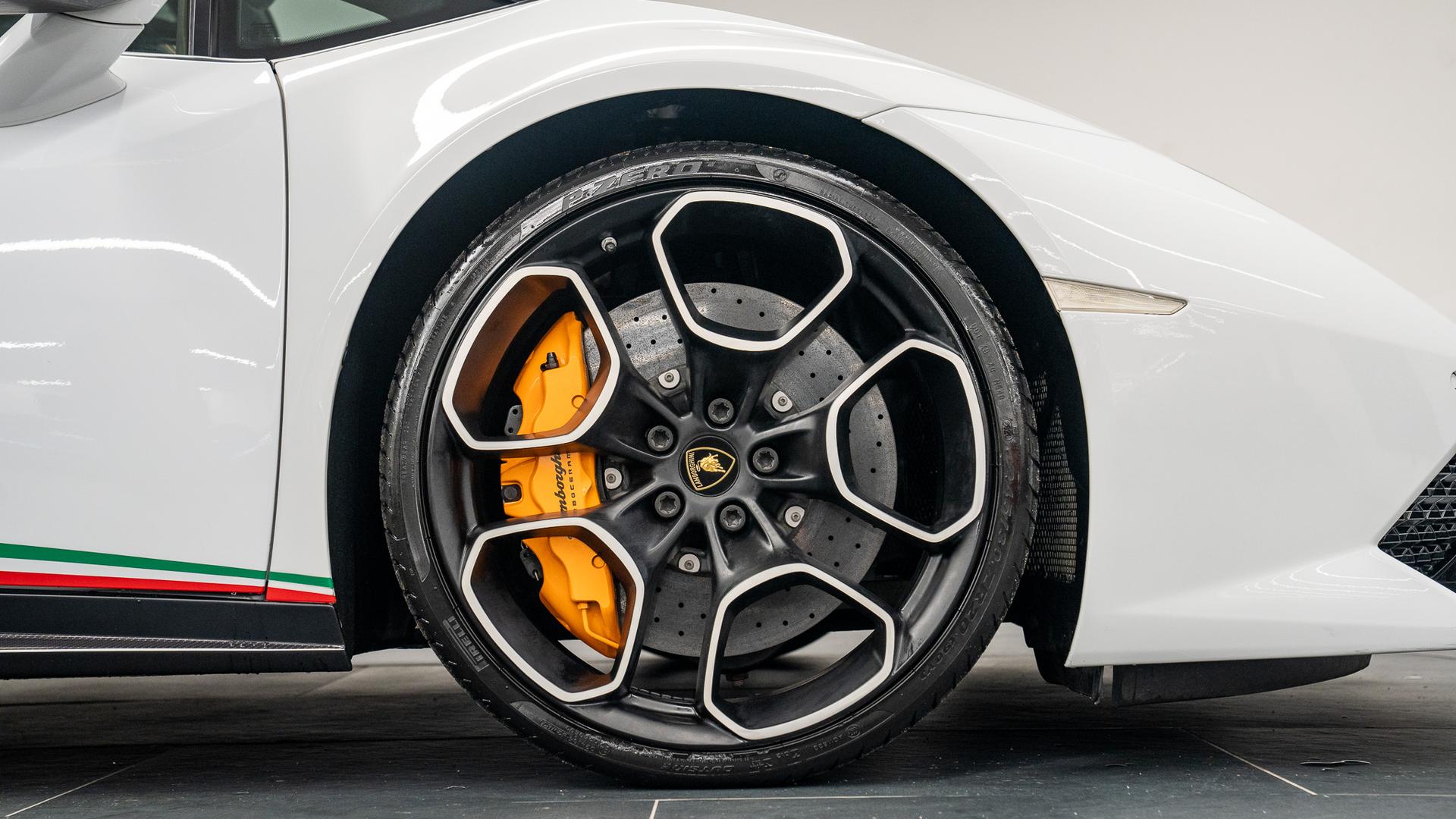 LAMBORGHINI Huracan Photo b3746158-9a54-4baf-b9ff-aa489211a46f.jpg