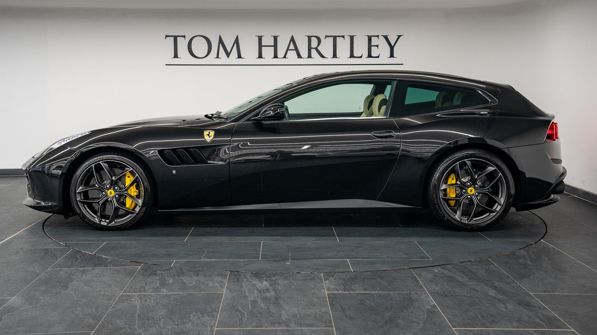Ferrari GTC4 Lusso Photo b39caf9c-5c91-4af3-acbe-f5ffde53991e.jpg