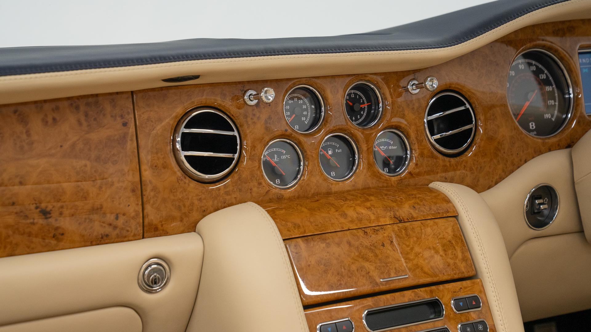 Bentley Azure T Photo b3ae80b4-cadf-40a5-9620-fe8f77d3ead8.jpg