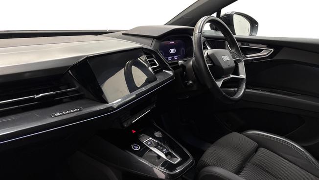 AUDI Q4 e-tron Photo 8