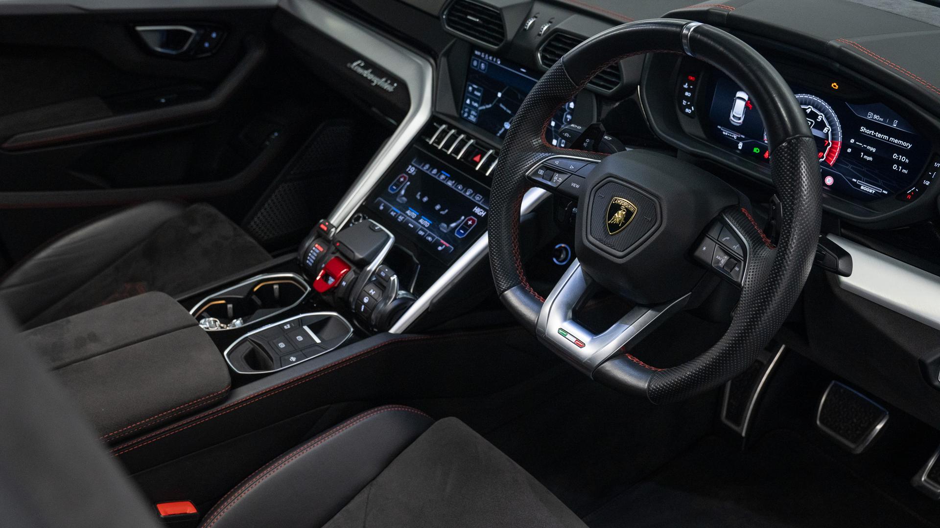 LAMBORGHINI Urus Photo b3bcea54-4ac8-4875-acc6-4382d9b55484.jpg