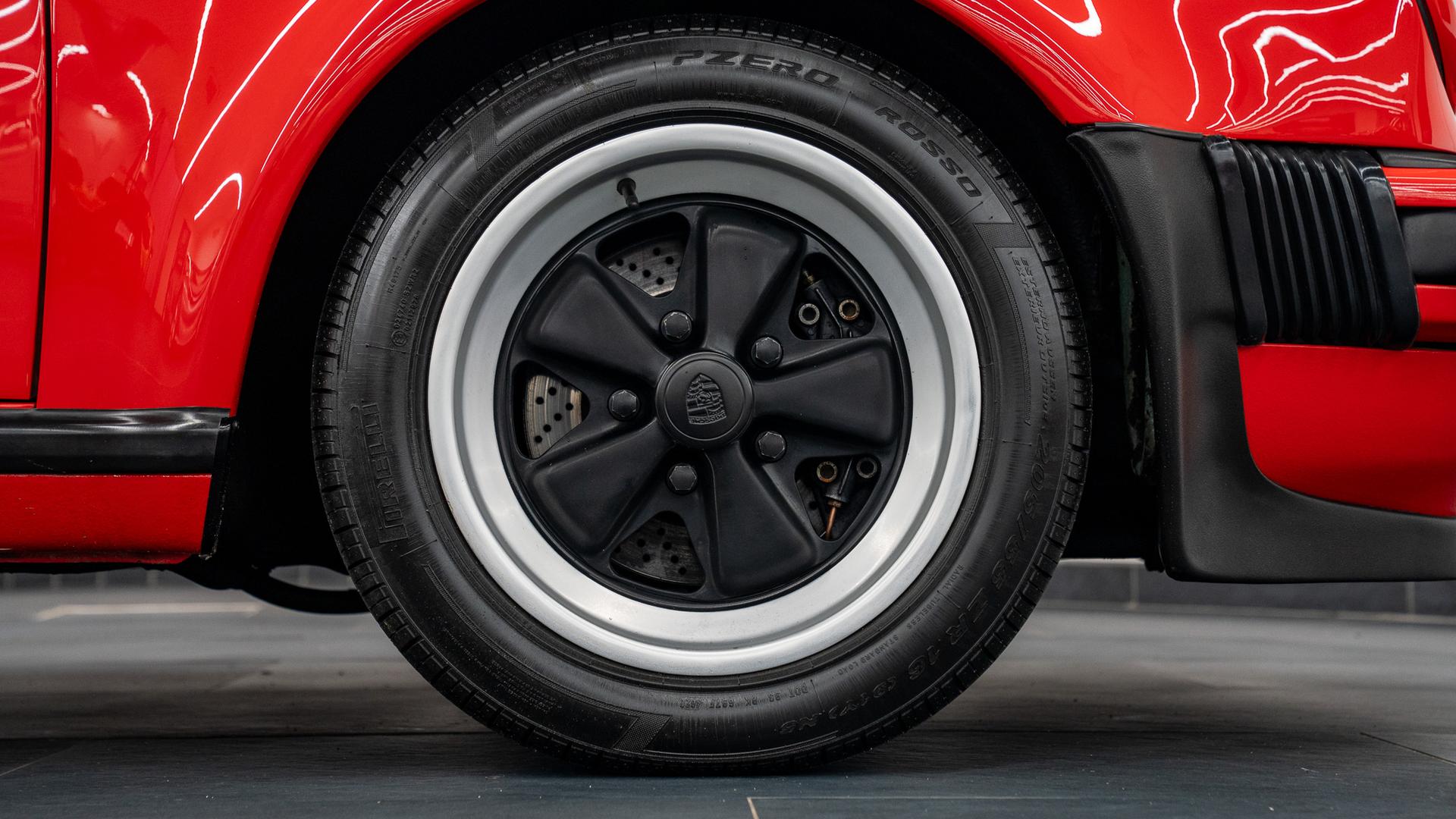 Porsche 911 Photo b3dd67dd-7640-4535-a35b-0cf8e1759c5b.jpg