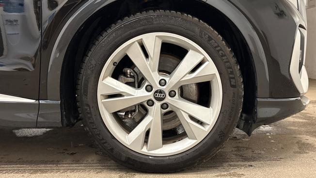 AUDI Q4 e-tron Photo 2