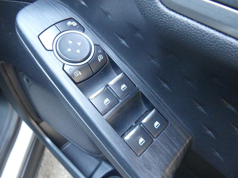Ford Kuga Photo b46bcd54-688e-41f0-950a-433bd8b612cd.jpg