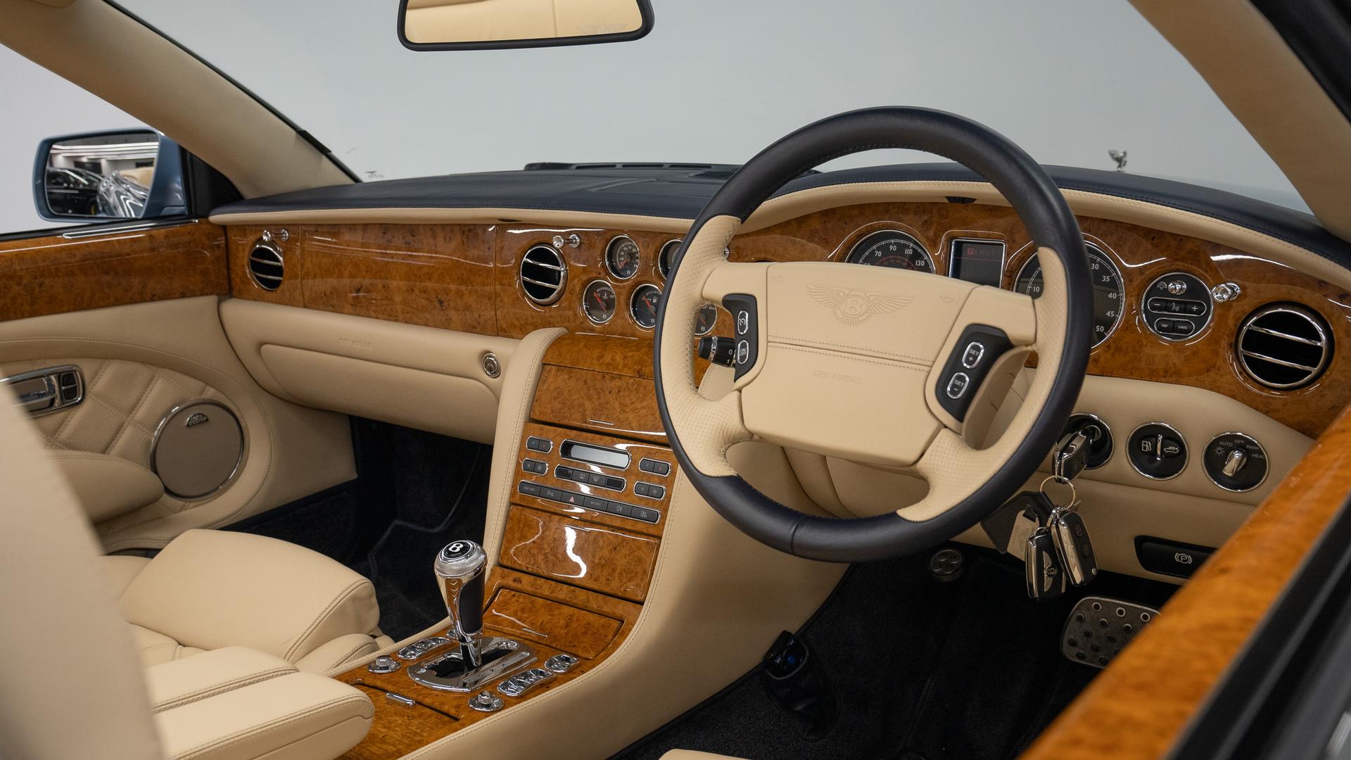 Bentley Azure T Photo b48413ff-5c0d-4c41-9645-43be93d9f62b.jpg