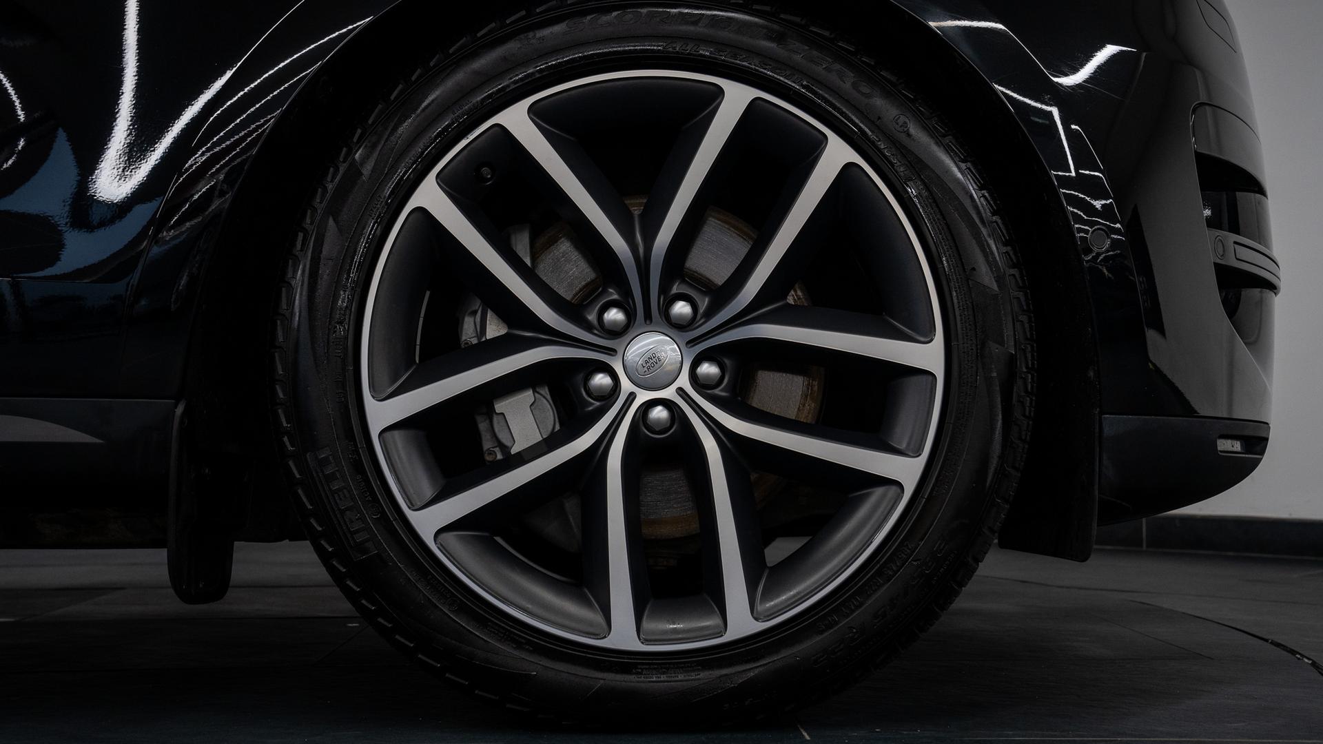 Land Rover Range Rover Sport Photo b4e10b41-9b7b-4a83-8f56-c4355bfeaee7.jpg