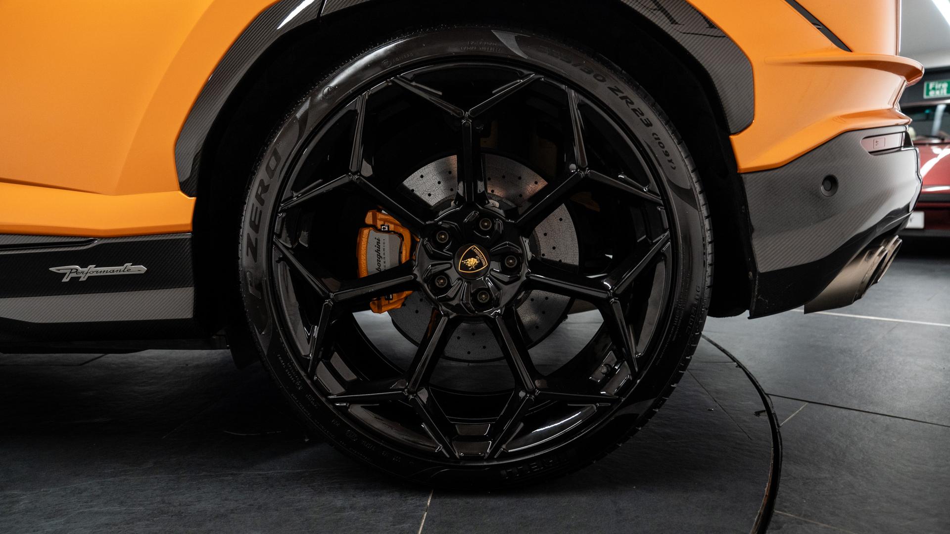 LAMBORGHINI Urus Photo b4fbae5a-df95-4cb3-96f0-4c51af79fa31.jpg