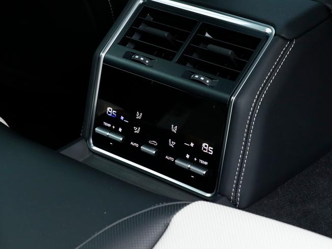 PORSCHE Panamera Photo 24