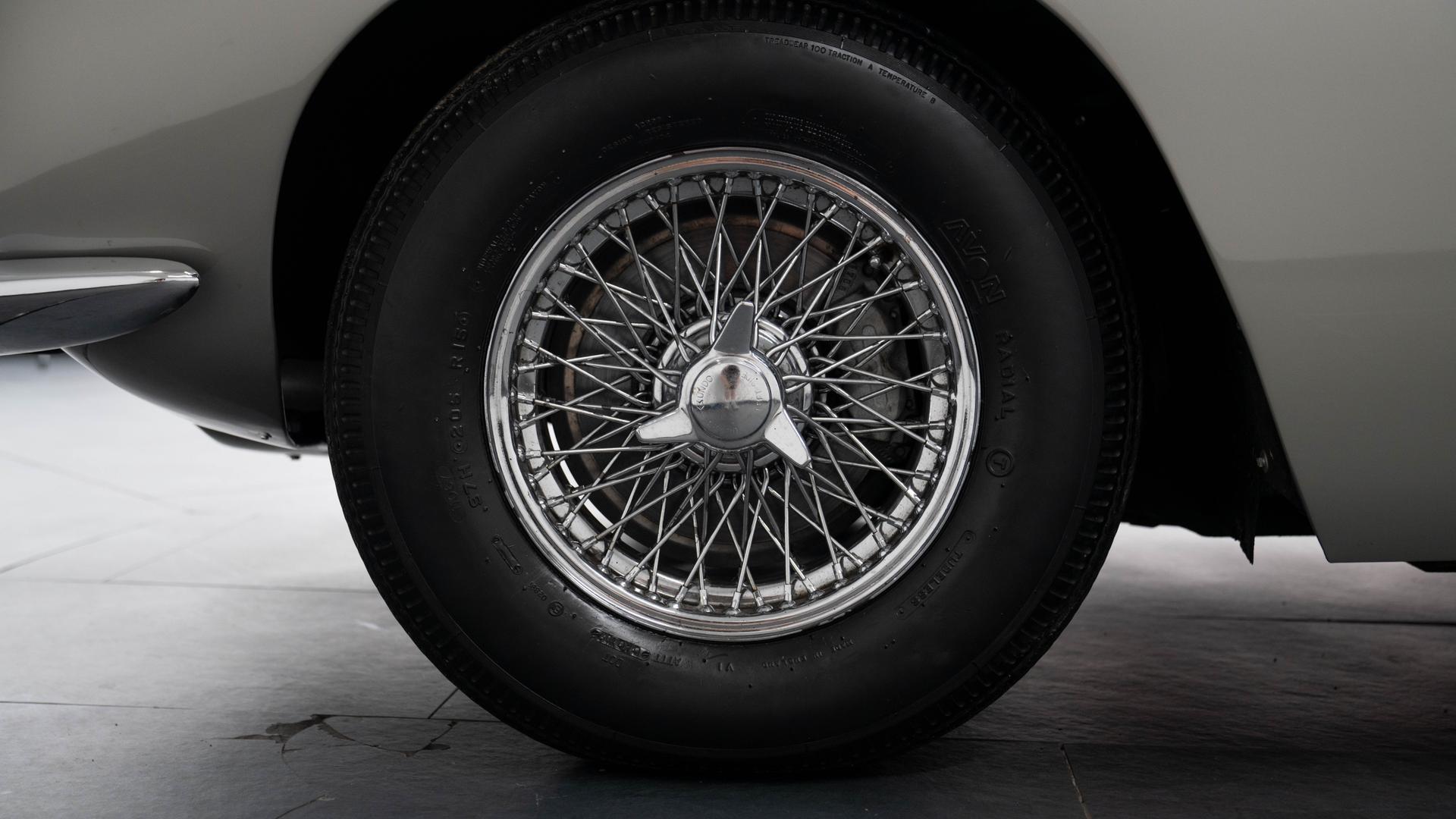 Aston Martin DB6 Photo b54dc284-1f59-4c90-8fce-fb28dd82a07f.jpg