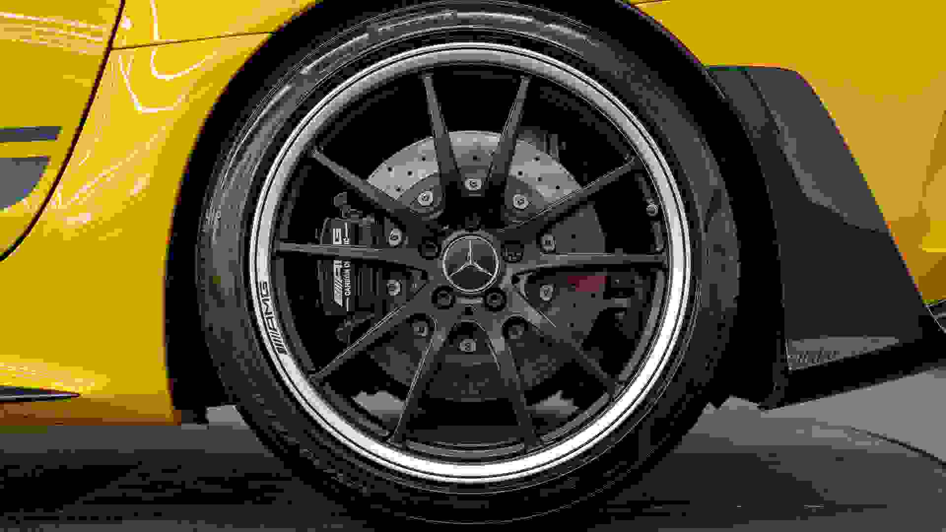 Mercedes-Benz AMG GT-R Photo b57ca333-71d3-4236-97d9-af961159346b.jpg