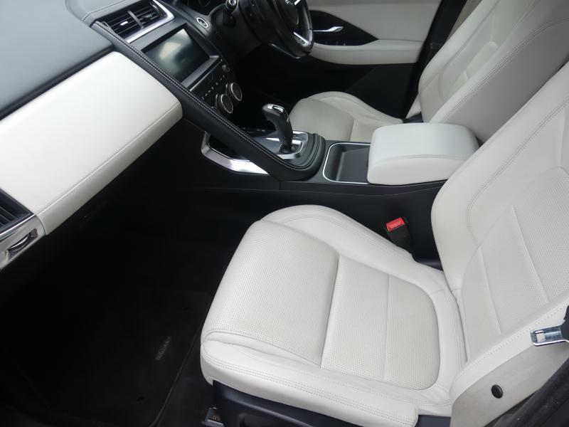 Jaguar E-PACE Photo b58cc840-c88e-4db4-a4a2-f486ab6aed20.jpg