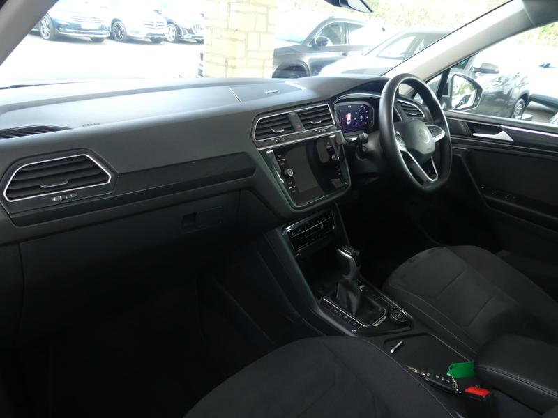 Volkswagen Tiguan Photo b596d1a6-57c8-4873-a8ee-a634a88aacd4.jpg