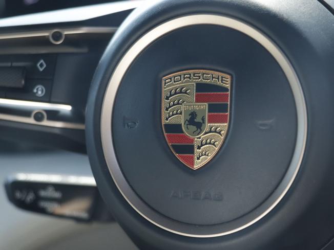 PORSCHE Taycan Photo 23