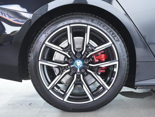 BMW i4 Photo b628bc60-7a7e-4504-a47a-31b027e65d08.jpg
