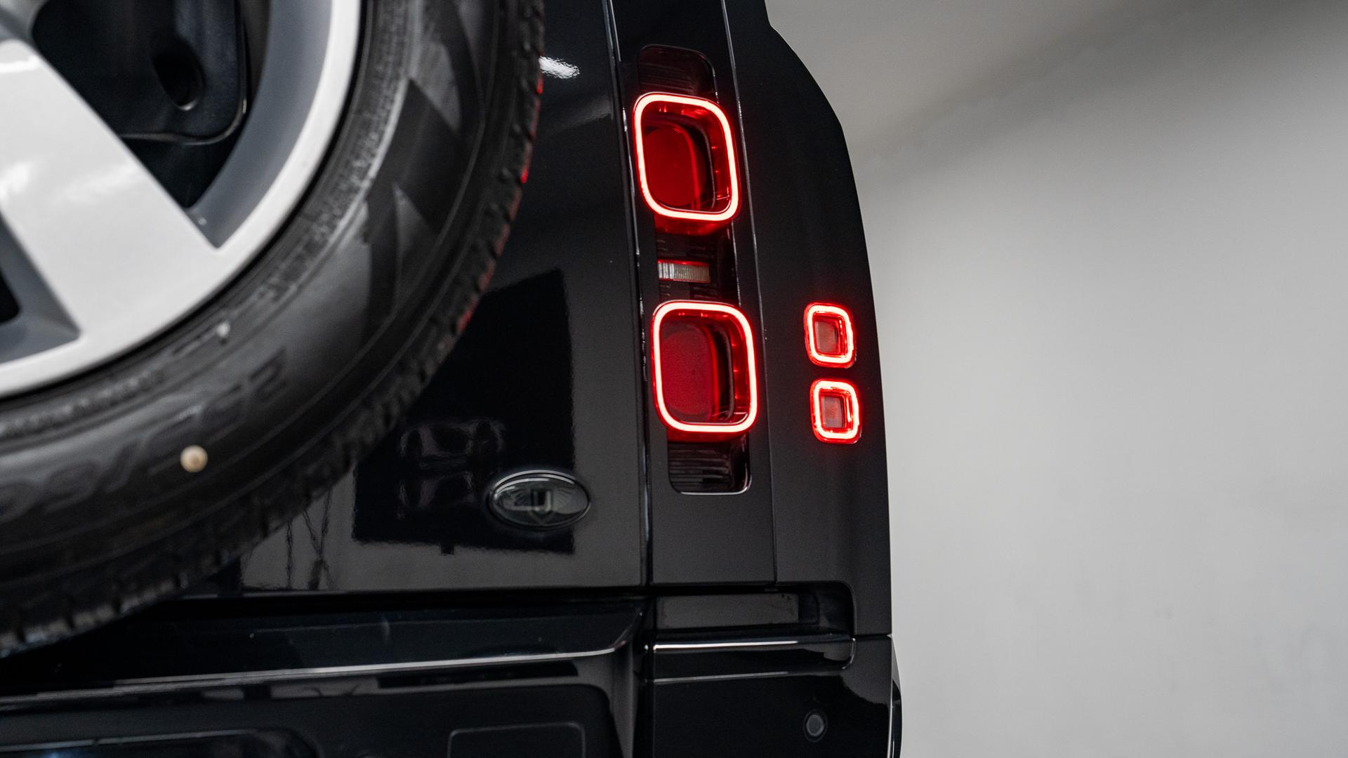Land Rover Defender 110 Hard Top Photo b6507cd3-02a8-4558-8dcd-c1b73f9b50e0.jpg