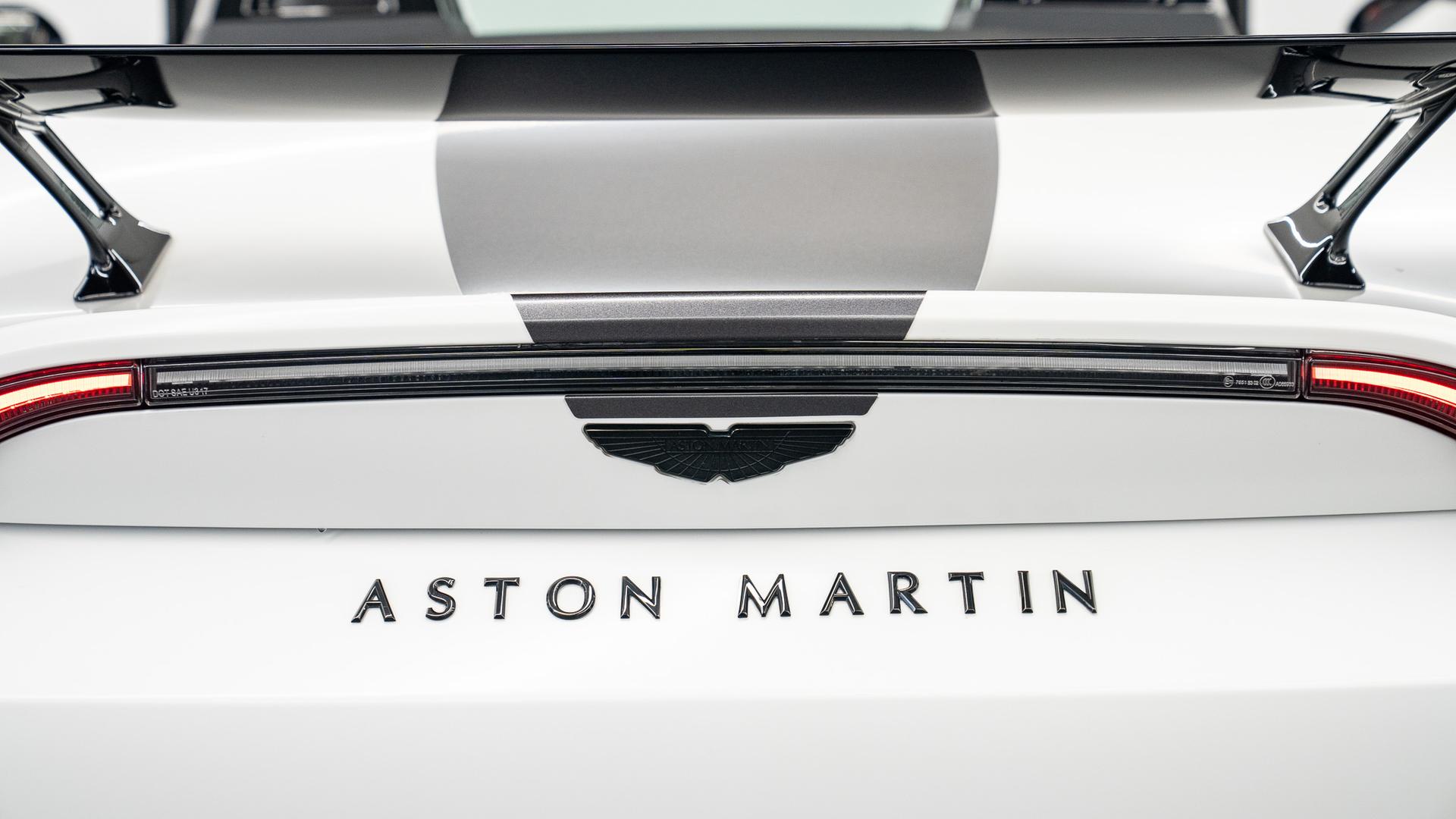 Aston Martin VANTAGE Photo b65b1cc6-5356-4411-a498-42d8843f3188.jpg