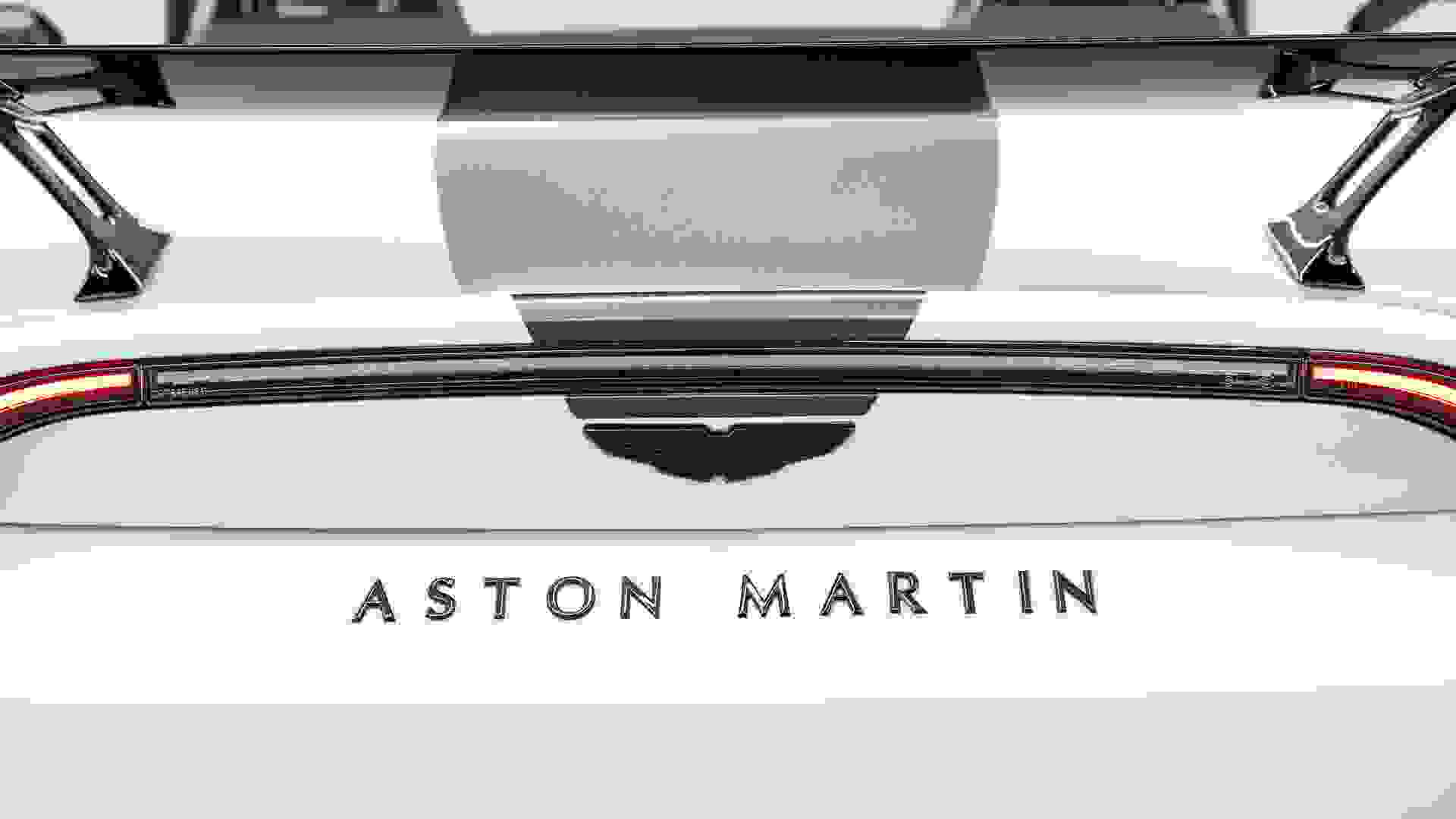 Aston Martin VANTAGE Photo b65b1cc6-5356-4411-a498-42d8843f3188.jpg