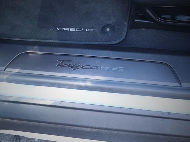 PORSCHE Taycan Photo 27