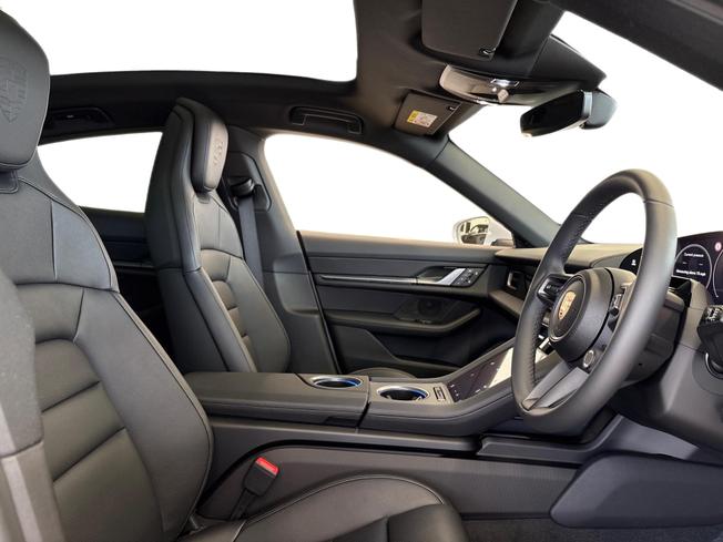 Porsche Taycan Photo 21