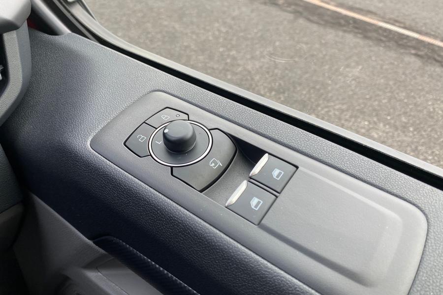 Ford TRANSIT CUSTOM Photo b6f5c0cc-31f7-408c-988f-64dad134abe2.jpg