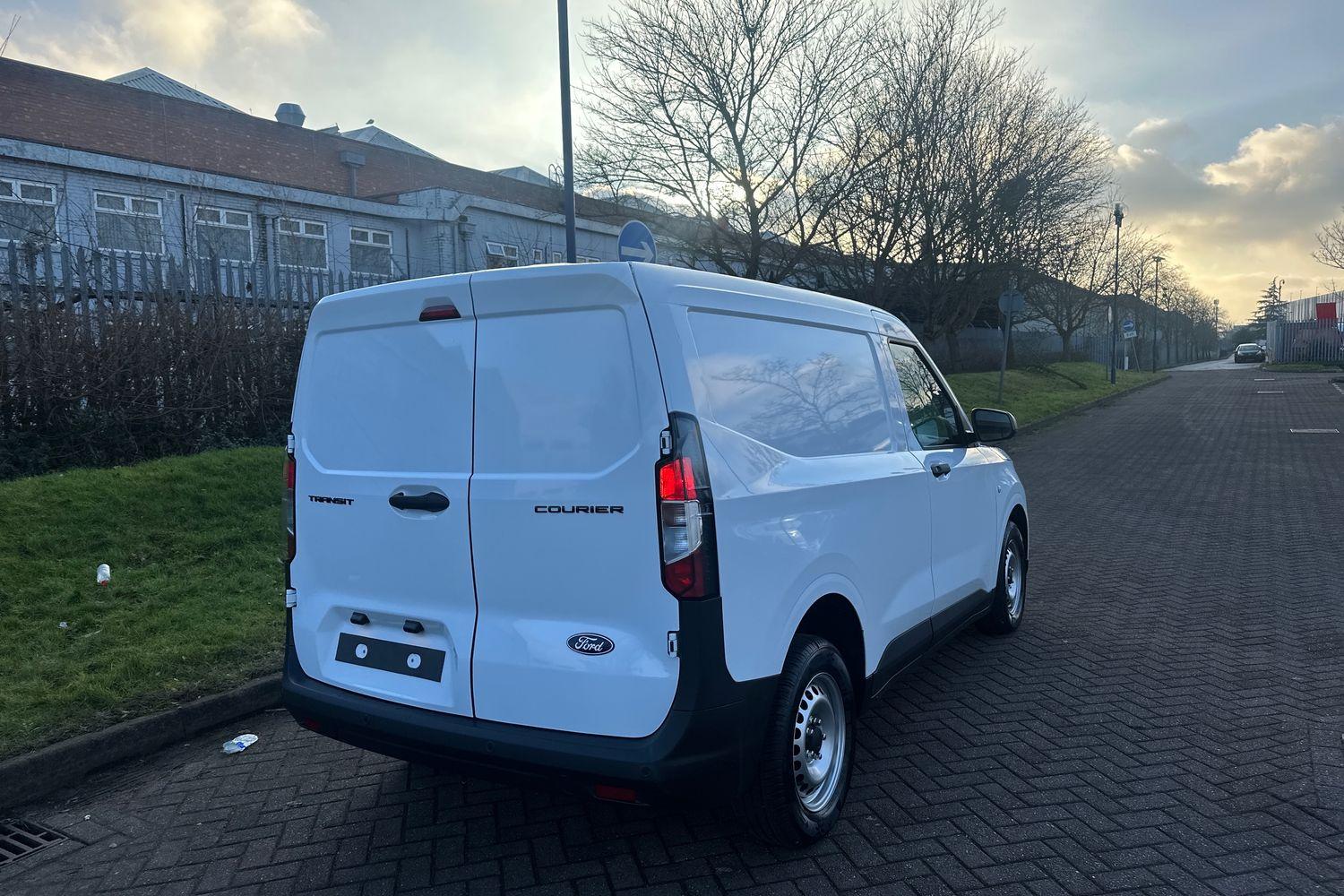 Ford TRANSIT COURIER Photo 6