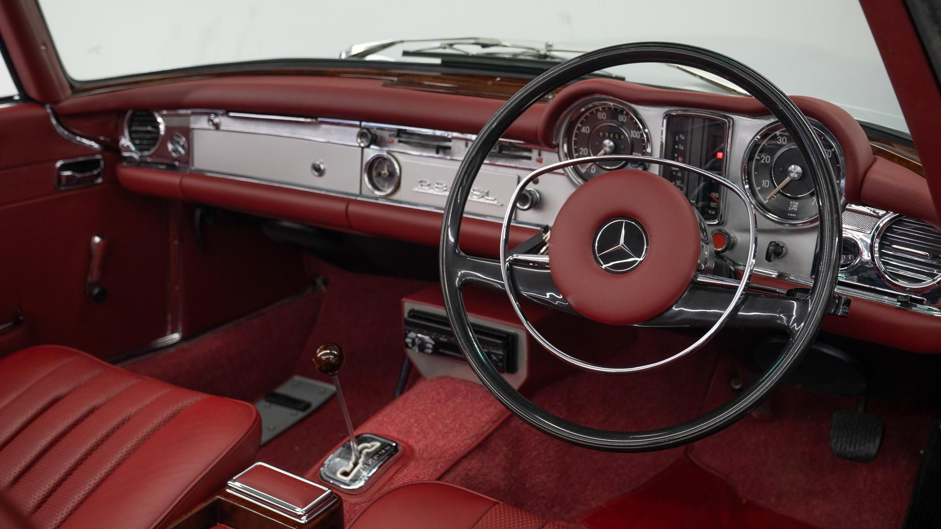 Mercedes-Benz 280 SL Photo b71dd82c-a1aa-4183-af7b-7d0511ce7c0c.jpg