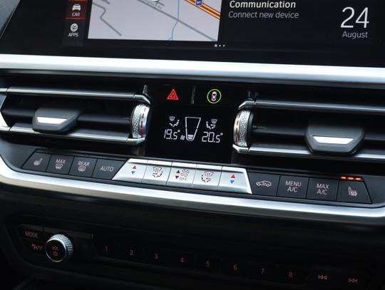 BMW 2 Series Photo b731736b-0404-44cd-a1be-9770426e21ce.jpg