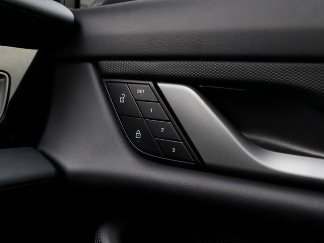 Porsche Taycan Photo 24
