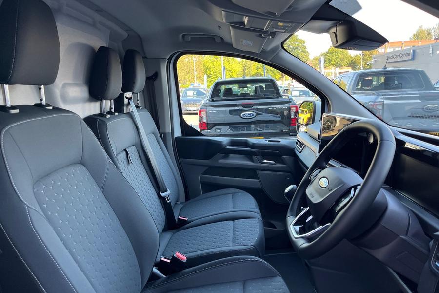 Ford TRANSIT CUSTOM Photo b79cf9bc-30a9-4073-8690-4f94b4d3eced.jpg