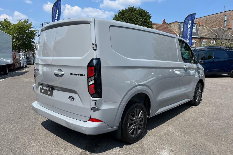 Ford TRANSIT CUSTOM Photo b7a2b7f4-2890-453f-9f62-e58f00b15b64.jpg