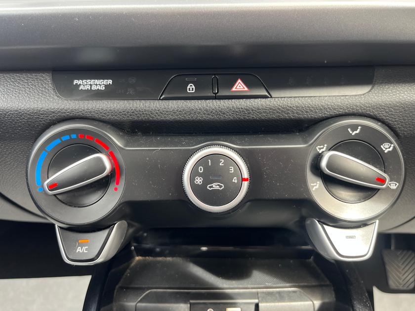 Kia Rio Photo b7cbb51f-3794-40ed-8247-97437df3614c.jpg