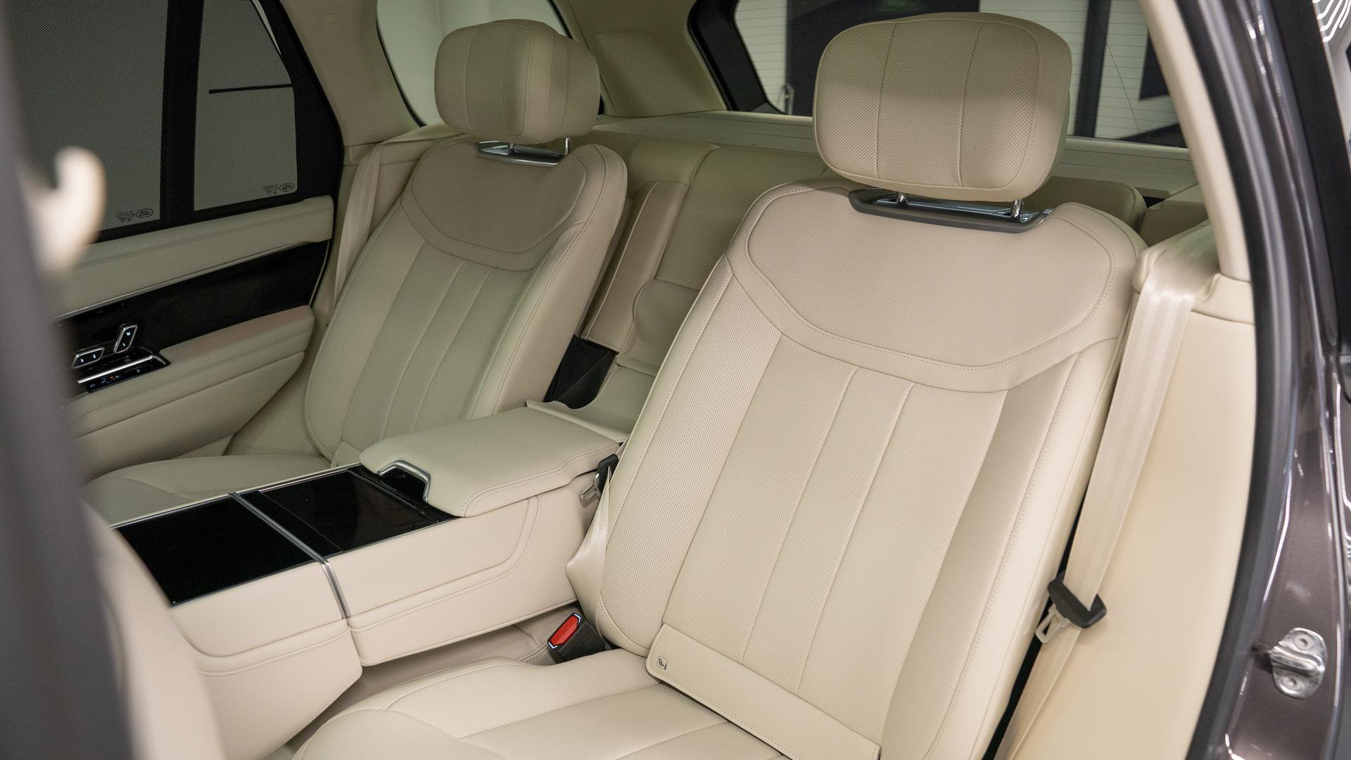 Land Rover Range Rover Photo b7e3c49f-a6ff-42c5-81cb-7db9d7b05adf.jpg