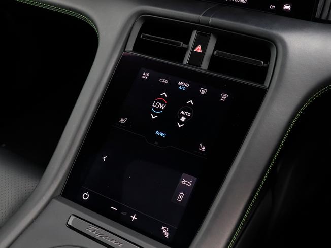 PORSCHE Taycan Photo 12
