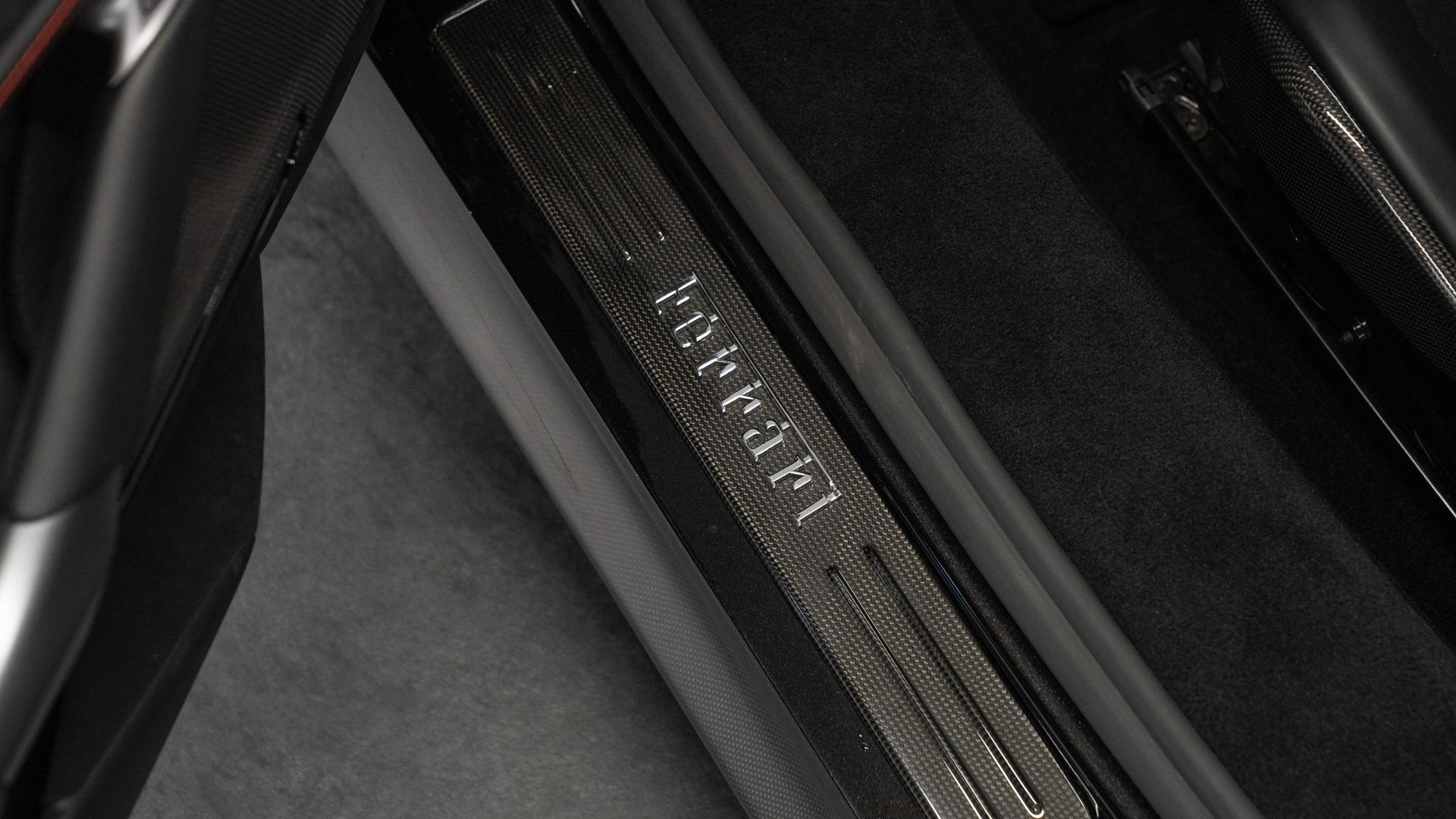 Ferrari SF90 Photo b8053644-93e8-4aec-9feb-09b7bcd9489b.jpg