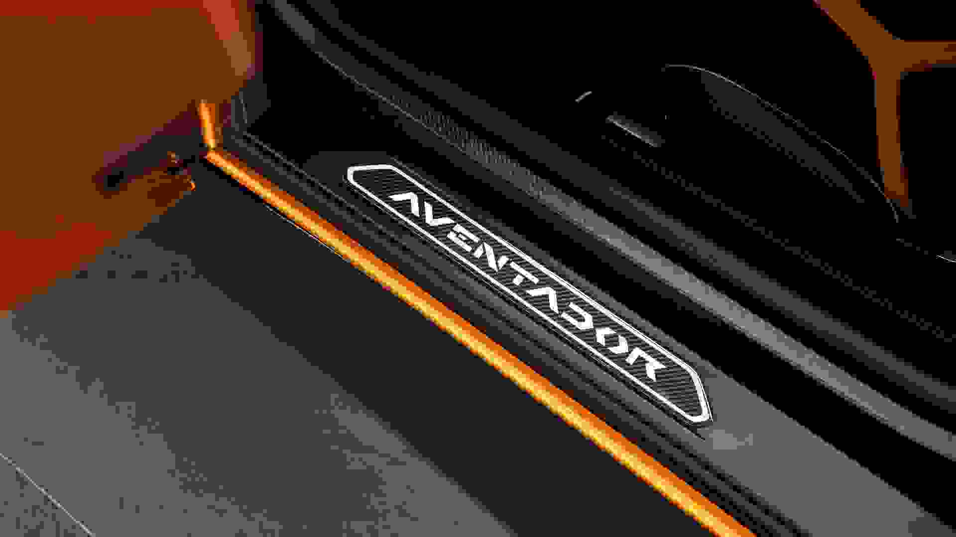 Lamborghini AVENTADOR SV Photo b833e4f5-69f4-4006-9a67-292293f8de97.jpg