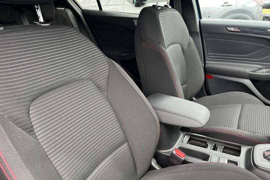 Ford FOCUS Photo b876d252-bcc9-4c54-a9ec-46e300dcc4a9.jpg