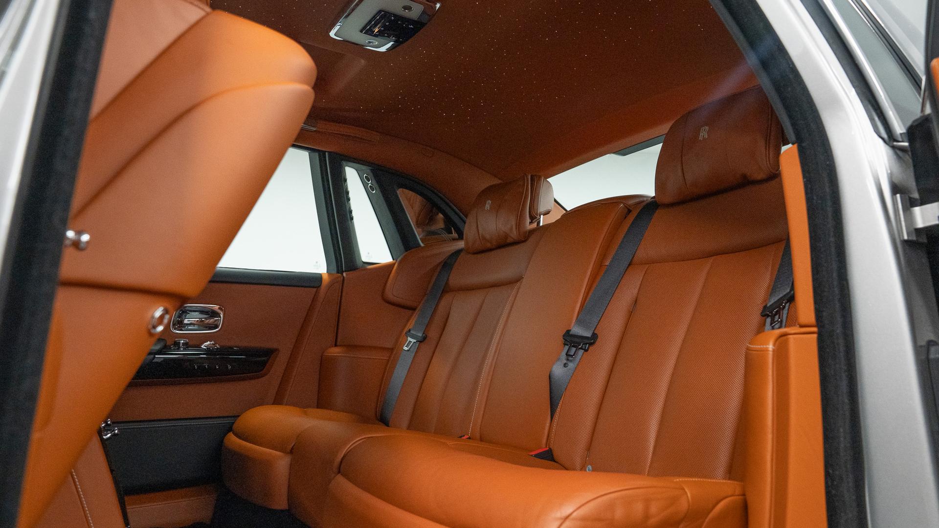 Rolls-Royce Phantom Photo b88ff327-2d09-4a0d-9d2c-a4731ddc108d.jpg