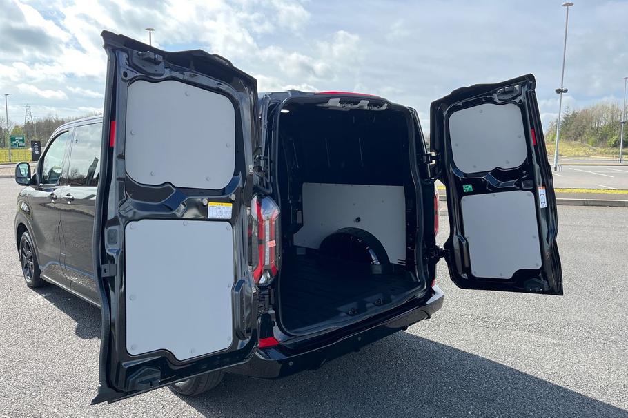 Used Ford TRANSIT CUSTOM L2DCIVSPORT1 17