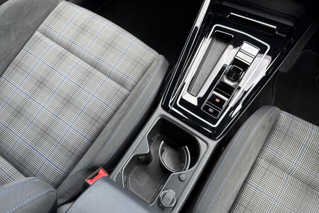 VOLKSWAGEN Golf Photo 24