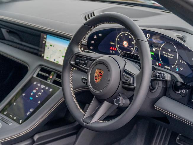 Porsche Taycan Photo 8