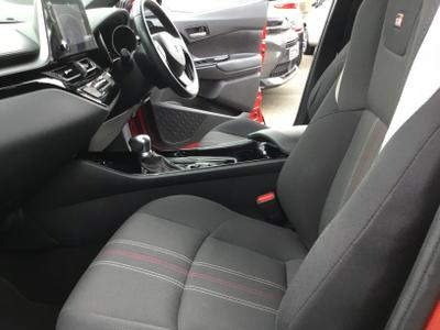 Toyota C-HR Photo 16